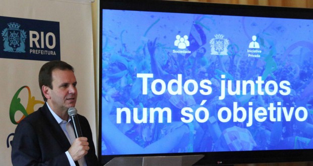 リオ五輪の準備状況を説明する、エドゥアルド・パエス・リオ市長（Beth Santos/Prefeitura do Rio de Janeiro）