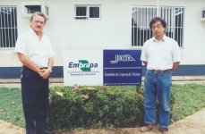 「ＪＩＣＡは最も重要なパートナー」と話すジラソン博士（左）と石塚さん