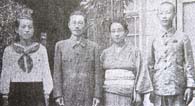 1942年の南洋出港前の山崎家。左から山崎栄美（長女）、釼二、道子、嶺一（長男）＝『婦人公論』誌より