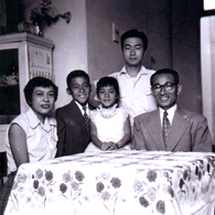 1957年頃、サンジョアキン街のアパートで。左からアイン、讃ナン（さんずいに南）、朱実、後ろが坂尾英矩、山崎（坂尾所蔵）