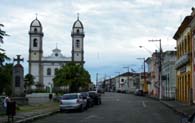 ノッサ・セニョーラ・ダス・ネーベス教会（左）の前の広場にある博物館（右、Museu Municipal de Iguape）