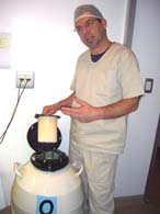 卵子の凍結保存タンクを見せるジョゼ医師