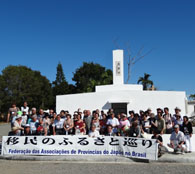 サントドミンゴ市内にある市営墓地にある慰霊碑の前で（１０月２１日撮影）