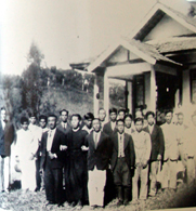 マンガ・ラルガ地区に建てられた聖公会の教会を訪れた伊藤八十二牧師（『Seikokai』Carmen kawano 、2008年、155頁）