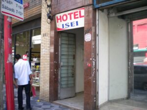 外観「ＨＯＴＥＬ　ＩＳＥＩ」が目印