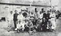 1928年頃のアリアンサ野球チーム。左端が主将の弓場勇。後列左から5人目の小柄な眼鏡をかけた青年が相馬文雄（『共生の大地』153頁）