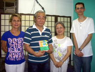 新宿日本語学校の皆さん。左から江副ジョエル・フランス語担当、江副校長、松野良子専務理事、マルチネス・ルイス・ホベルト日本語研究家