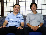 「ぜひ投票に参加してください」と呼びかける（左）張さんと小川さん
