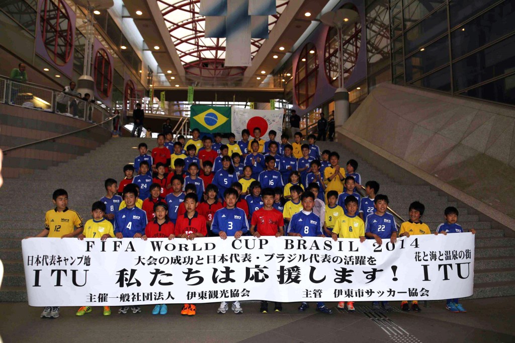 イトゥー市へメッセージを送る伊東市内のサッカーチームの子供たち（写真提供＝福井千鶴さん）