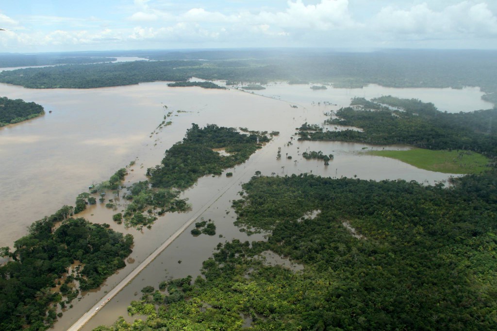 国道が水没し一時通行不能になったポルト・ベーリョ近郊（2月25日撮影、Foto: Marcos Freire/Decom）