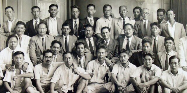 「トッパン日の丸事件」の当事者７人が前列の若者ら(前列左端が日高さん、1946年1月29日撮影、移民史料館所蔵)