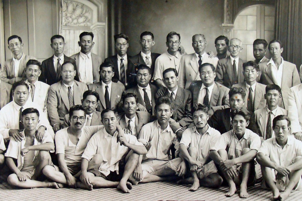 「トッパン日の丸事件」の当事者７人が前列の若者ら(前列左端が日高さん、1946年1月29日撮影、移民史料館所蔵)