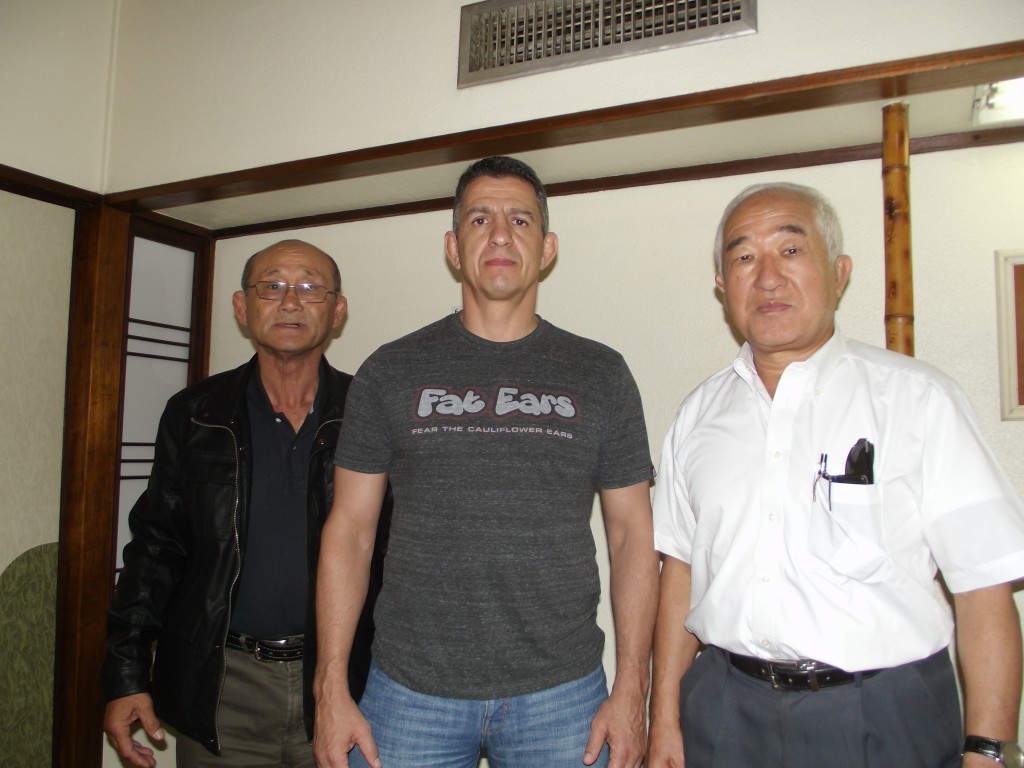 案内のため来社した馬欠場さん、マックスさん、講道館有段者会の会長・関根隆範さん