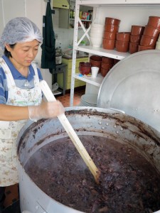 大鍋二つを一晩かけて煮込んだ