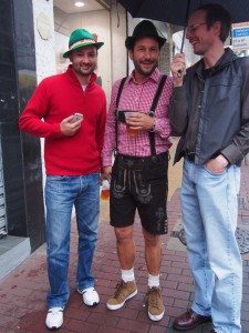 ブラジル人とバイエルン州の伝統衣装を着たドイツ系人、ドイツ人一世が民族・世代を超えて団欒中。皆さんビールで上機嫌。