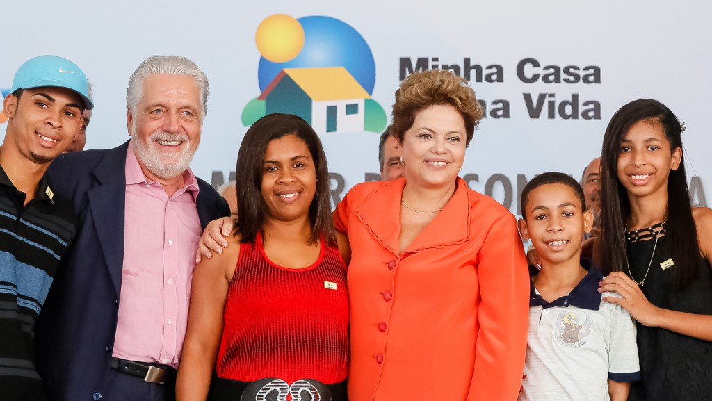 ミーニャ・カーザ、ミーニャ・ヴィダの新しい入居者達と（左から２番目はヴァギネル州知事、バイア州カマサリにて、Roberto Stuckert Filho/PR）