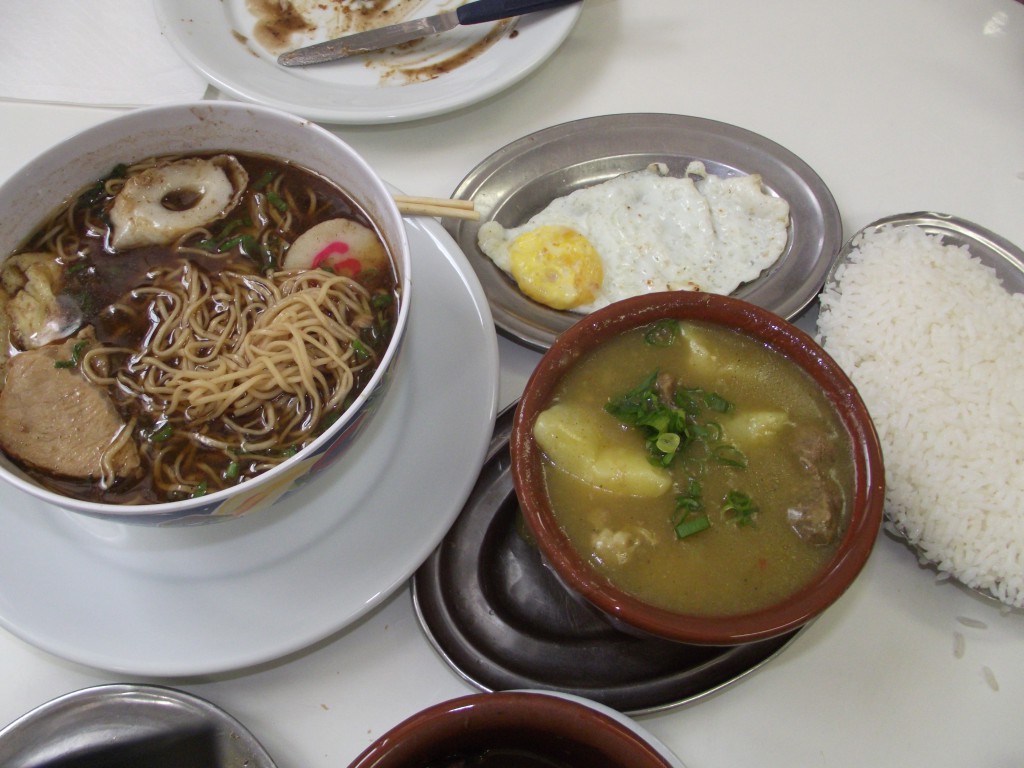 迷品のラーメンと刻みネギがのるカレー