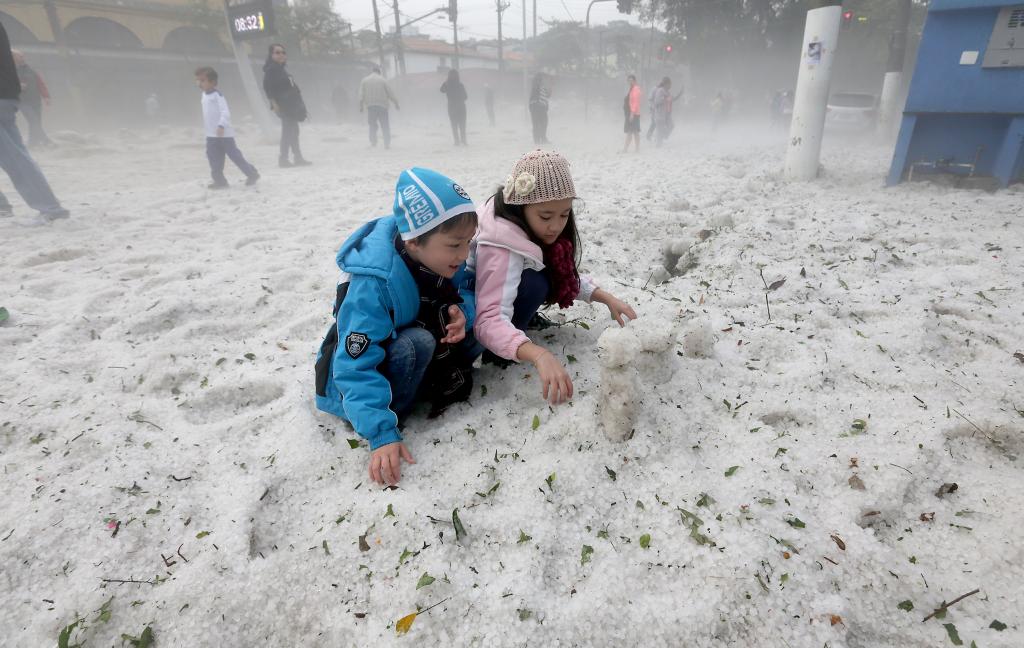 南部アクリマソンの路上に降り積もった雹（Paulo Pinto/Fotos Públicas）