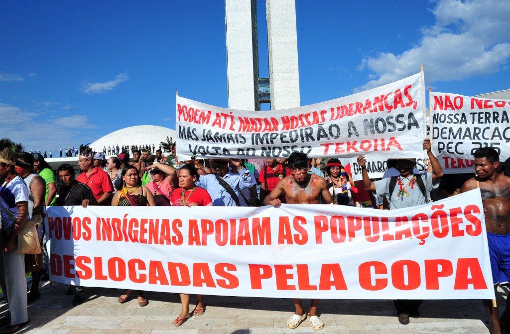 三権広場に押し寄せた先住民のデモ隊（Foto: Laycer Tomaz/ Câmara dos Deputados）