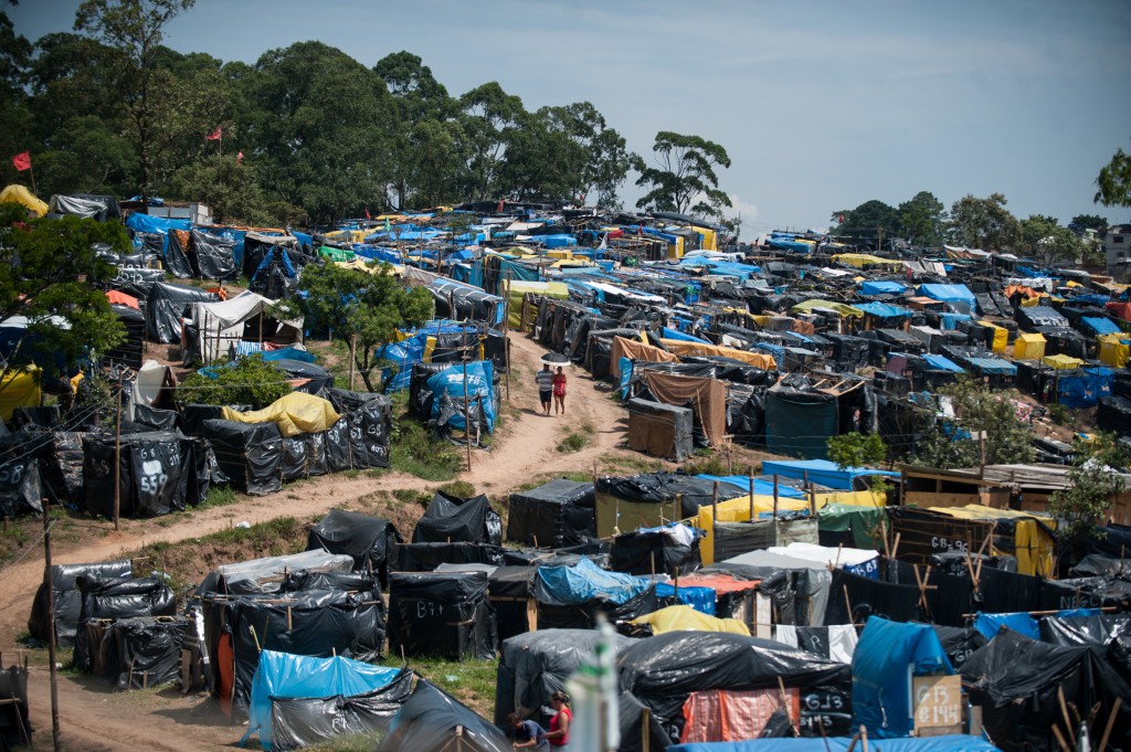 防水シートや竹で組み立てたテントが並ぶノヴァ・パレスチーナ（Marcelo Camargo/ Agência Brasil）