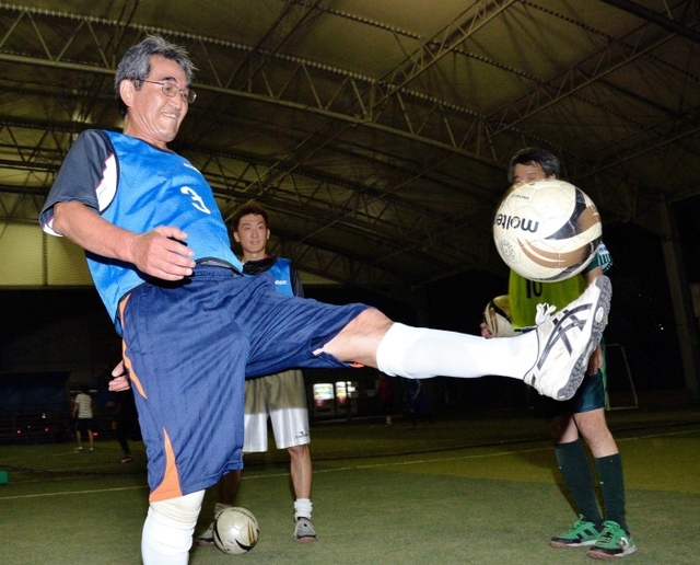 社会人にサッカーを指導するネルソン松原さん。今もボールを追い続ける＝神戸市東灘区（撮影・後藤亮平）