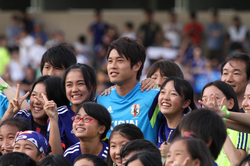 応援に駆けつけた子どもたちとの記念撮影に応じる内田篤人選手