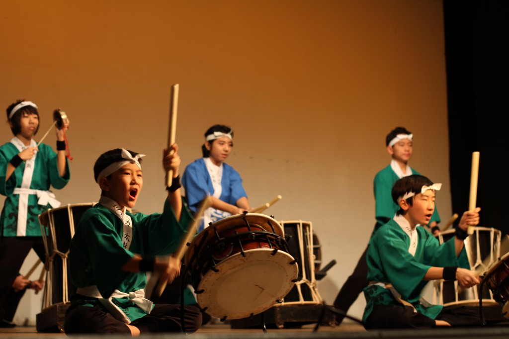 ちびっ子も躍動！　懸命に叩くミカ幼稚園の和太鼓