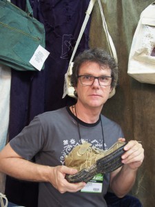 ８年前から日本でも販売中の「ＳＯＢ」。廃材等を利用してバッグ、靴等を制作している。写真は創業者のオリヴァン・パヴァンさん
