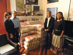 寄付された米を喜ぶ伊藤、近江、山口、近澤さん（左から）