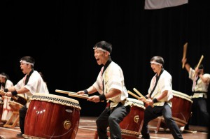 気勢を挙げ懸命に演目を披露する光太鼓