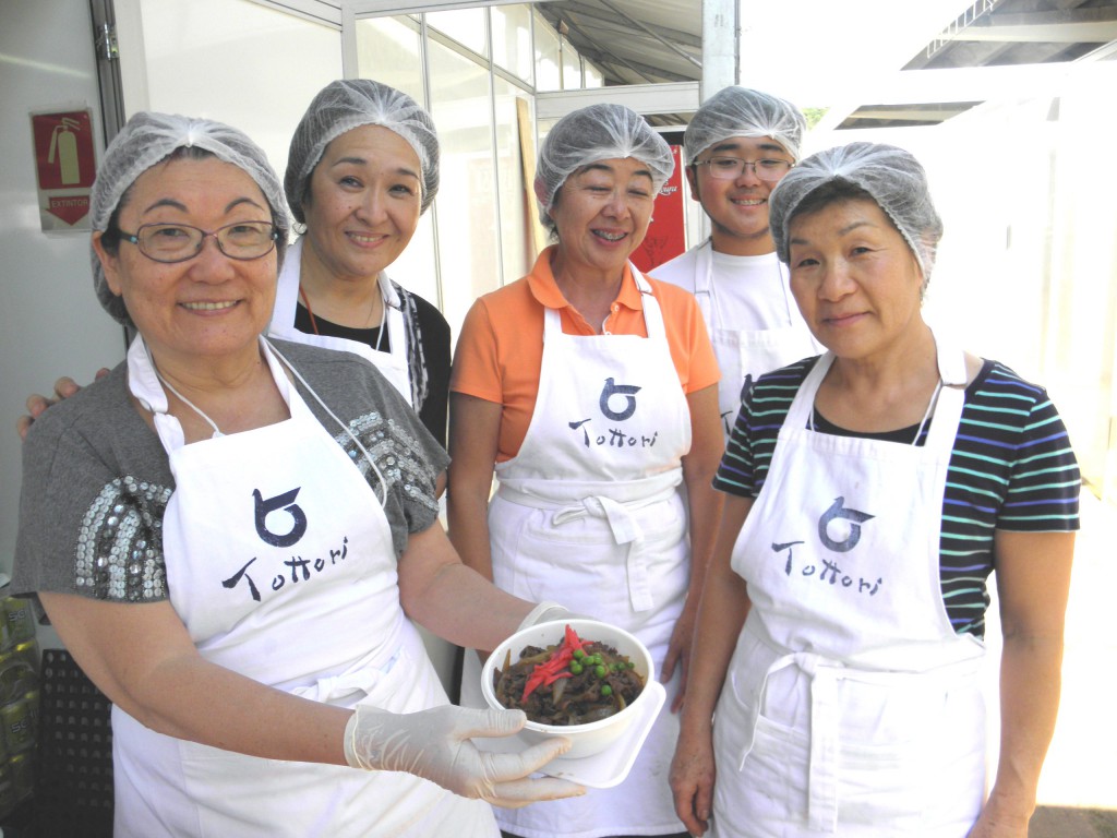 鳥取県人会特製、和牛の牛丼も伯人に人気