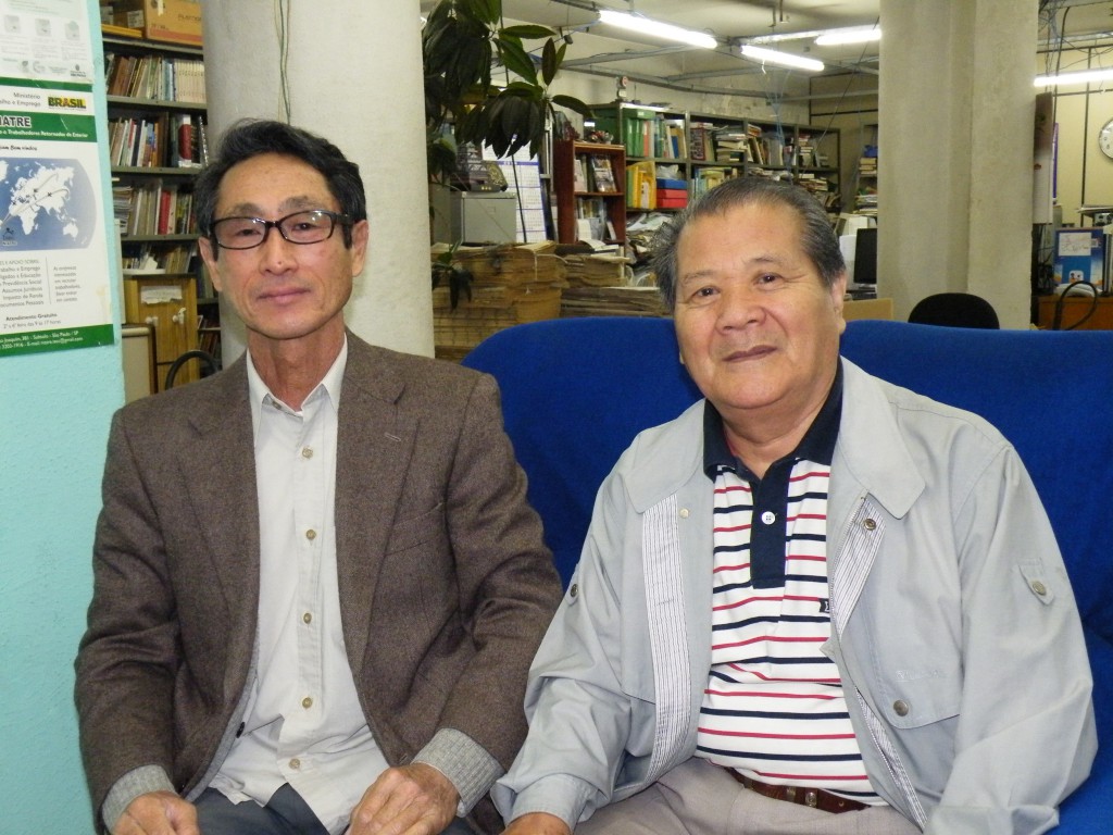 左から伊藤さん、講演会で補助を行う鍼灸師の古波蔵稔さん