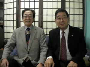 来社した坂和さん（左）と洲崎さん