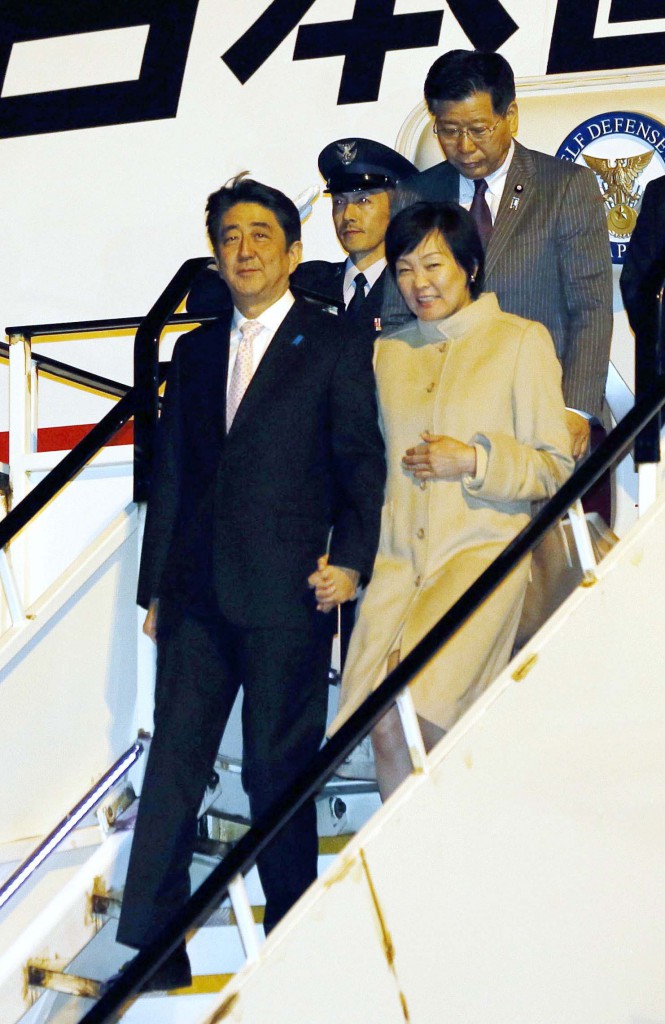 ニュージーランドを訪問した時の安倍首相と昭恵夫人＝６日（共同）