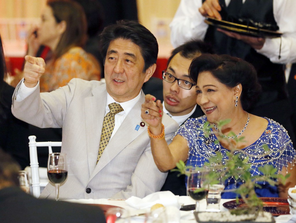 日トリニダード会談後の夕食会で談笑する安倍首相とパサードビセッサー首相（右）＝２７日、ポートオブスペイン（共同）