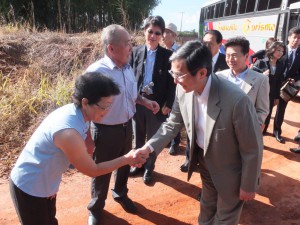 知事を迎える那須千草さん。松原植民地に今も住む唯一の松原移民