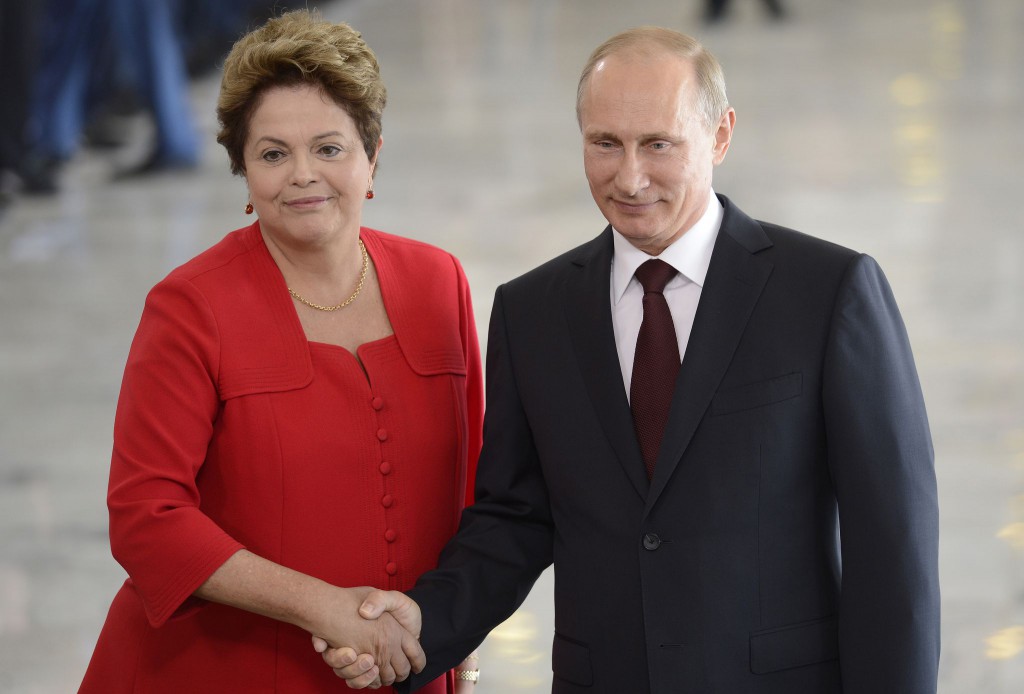 ブラジリアに到着したプーチン大統領を迎えるジウマ大統領（Wilson Dias/ Agência Brasil）