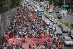 ６月１２日に市中央部で行われたＬＭＤの抗議行動（Oswaldo Corneti/ Fotos Publicas）