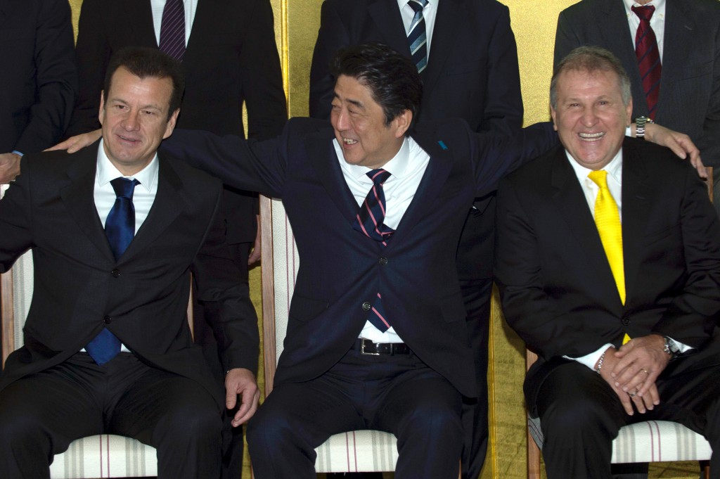 日本で活躍したブラジル人サッカー選手との懇談会で、左のドゥンガ伯国代表監督、右のジッコ元日本代表監督と肩を組む安倍首相（Foto: Marcelo Camargo/Agencia Brasil）