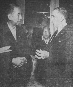 ピント州知事（右）と懇談する岸首相（日毎紙1959年７月28日付け）