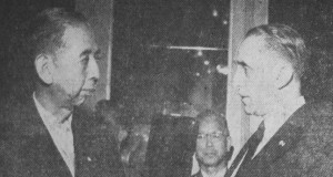 ピント州知事（右）と懇談する岸首相（日毎紙1959年７月28日付け）