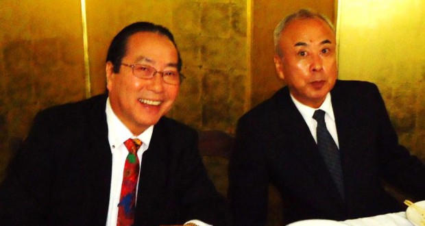 生田会長（左）と小林領事所長