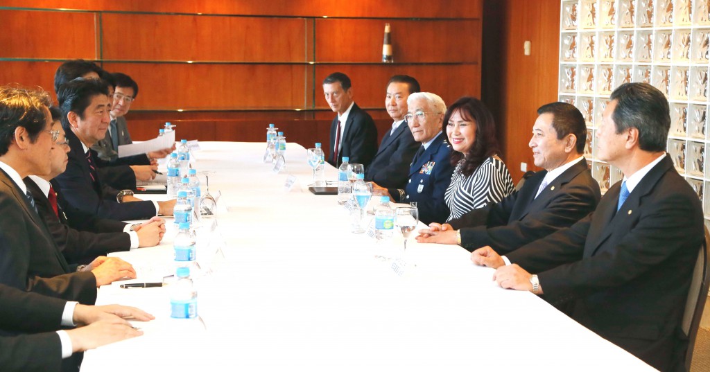 左中央が首相、右側の眼鏡男性が斉藤空軍大将、その右が大田慶子下議、安部順二下議、西森ルイス下議（共同）