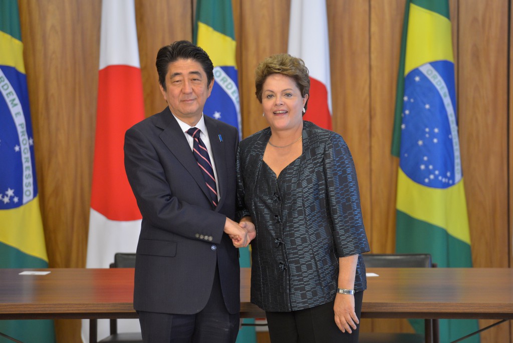 大統領府で１日午前、署名式に臨んだ安倍首相とジウマ大統領（Foto: Wilson Dias/Agencia Brasil）