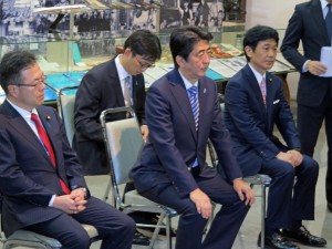 背筋を伸ばして５団体代表の話を聞く安倍首相