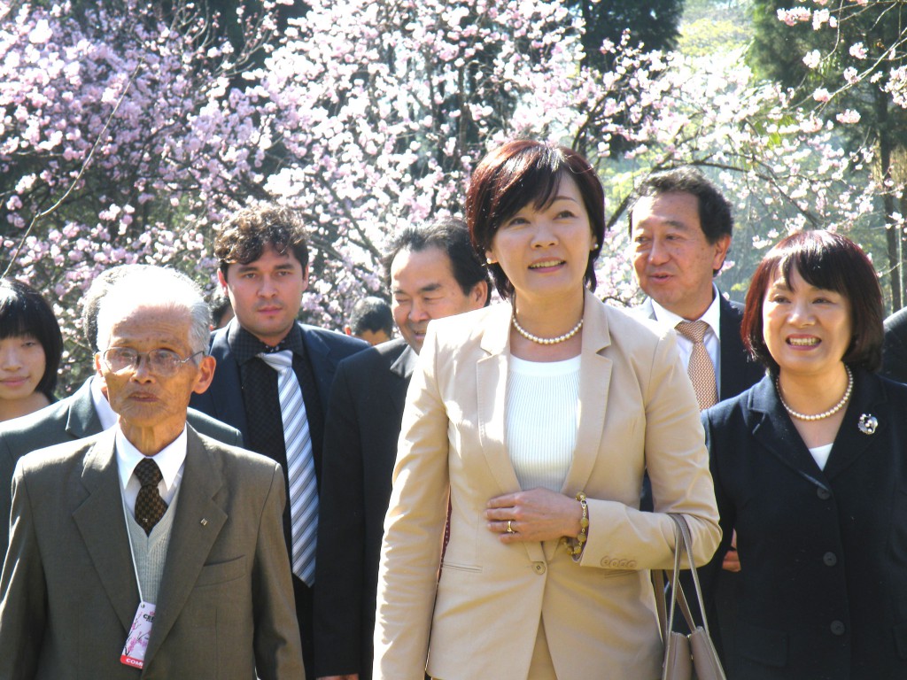 小坂書記に桜並木を案内される昭恵夫人