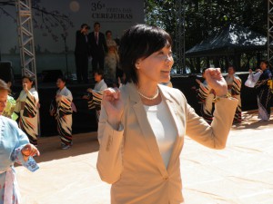 ブラジル桜イペー連盟の婦人らの踊る「おそ松くん音頭」に参加