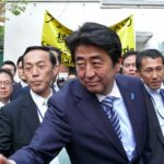 安倍首相の後ろに広げられた反核横断幕