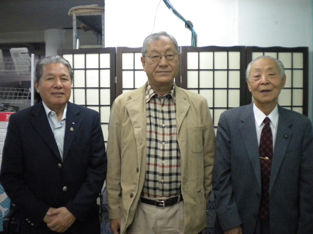 来社した（左から）尾西顧問、中島代表取締役、伊藤副委員長