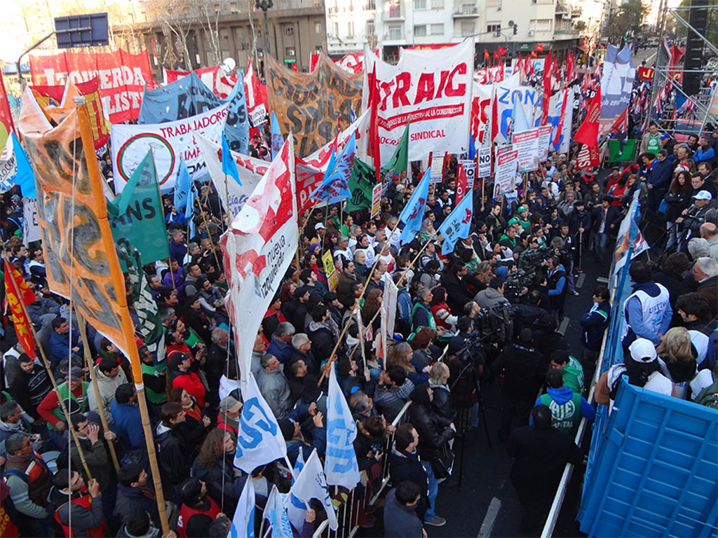 アルゼンチンで現政権への反発をあらわにするデモ隊（写真＝CTA）